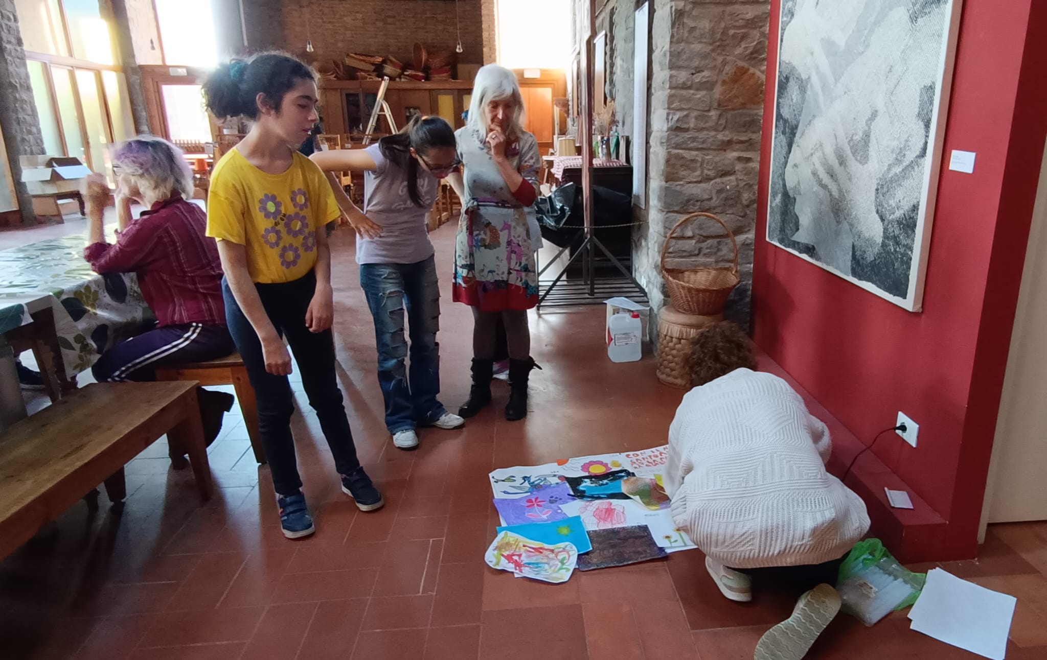Ragazzi ed educatori insieme durante un laboratorio