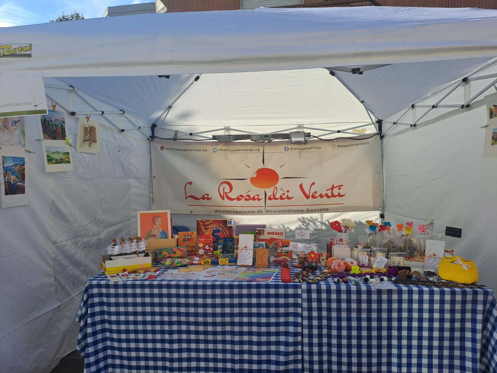 Ragazzi al banchetto dell'associazione durante una festa
